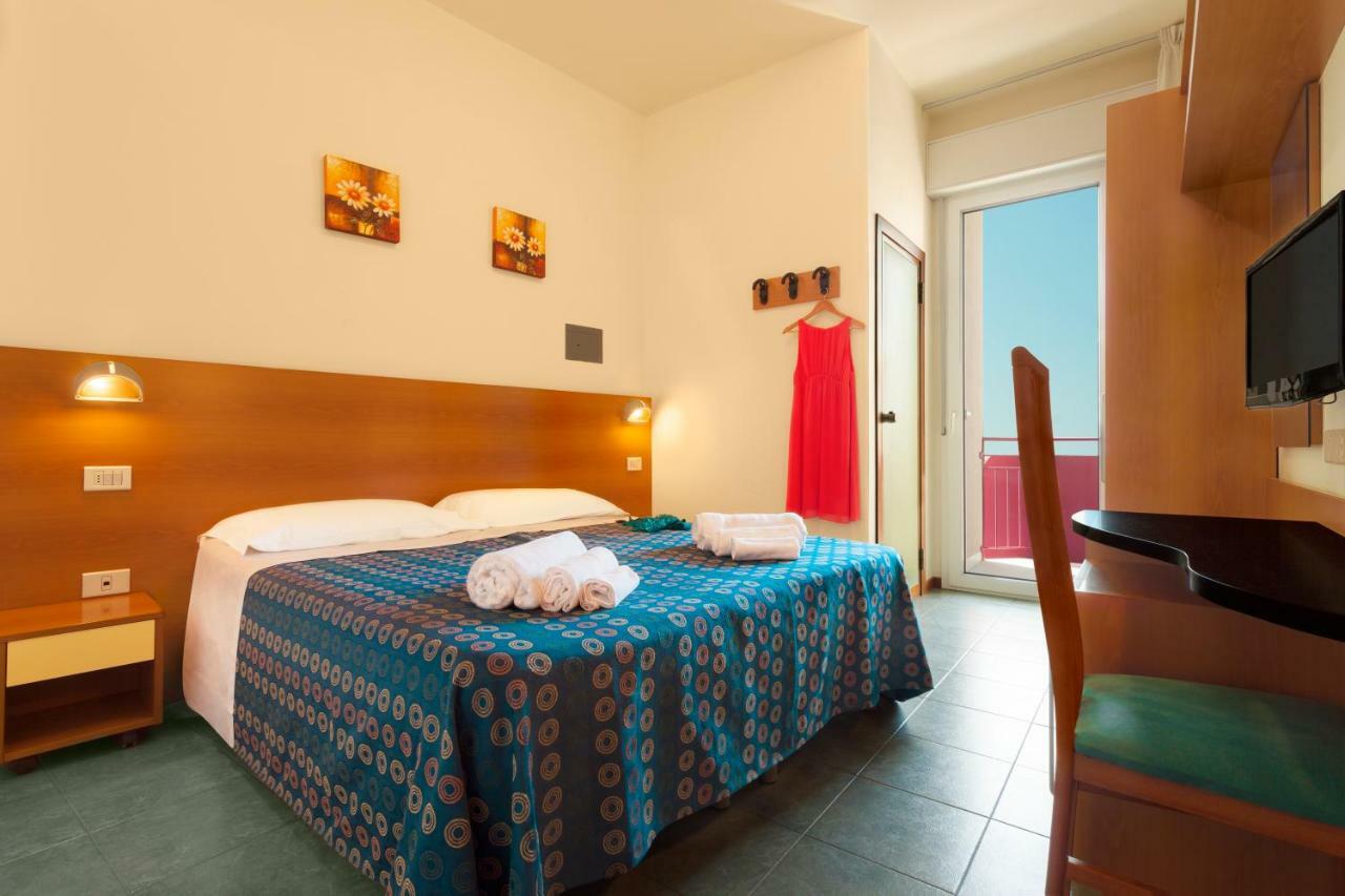 Hotel Atlantic Vista Mare Пезаро Экстерьер фото