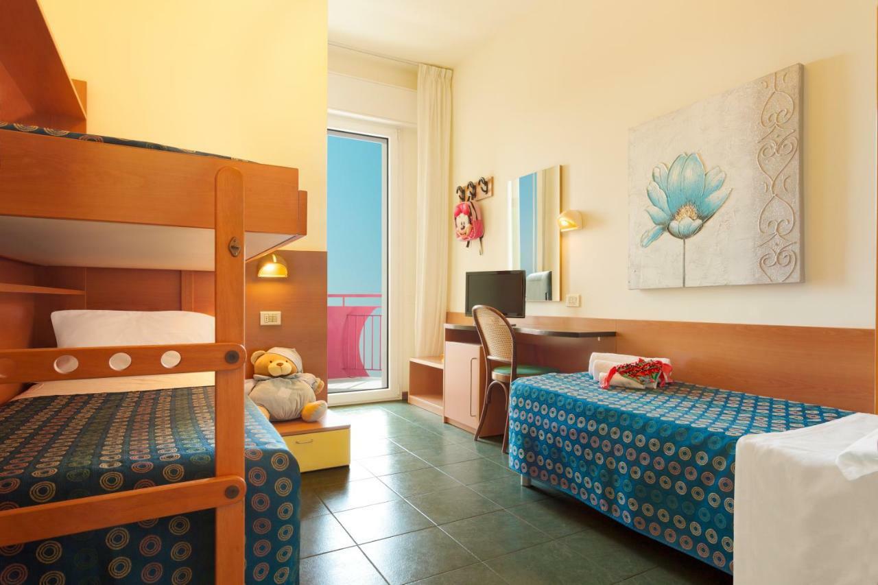Hotel Atlantic Vista Mare Пезаро Экстерьер фото