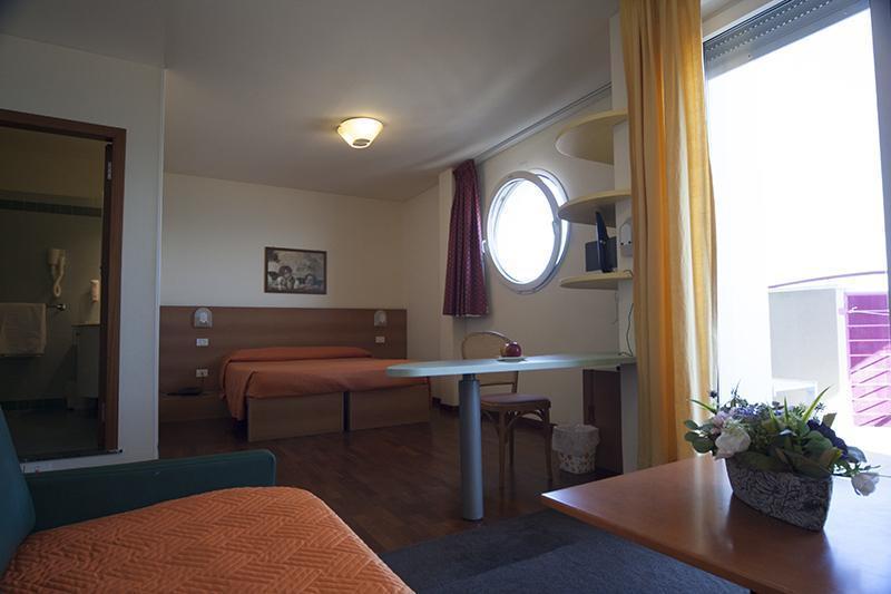 Hotel Atlantic Vista Mare Пезаро Экстерьер фото
